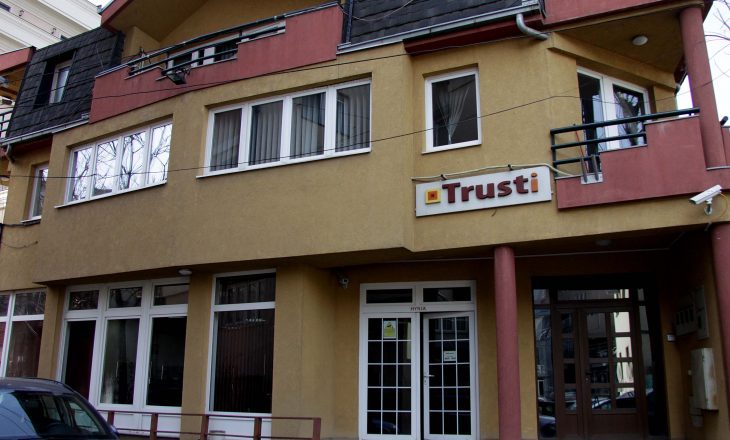 Veç deri në gusht, Trusti humb 161 milionë euro