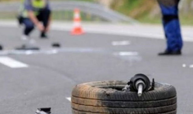 Një fëmijë nga Shkupi vdes në aksidentin mes dy veturave dhe një motoçiklete