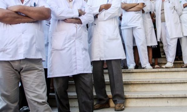 365 mjekë të papunë në Odën e Mjekëve – Specializantët po largohen nga puna, Vitia u premton zgjidhje