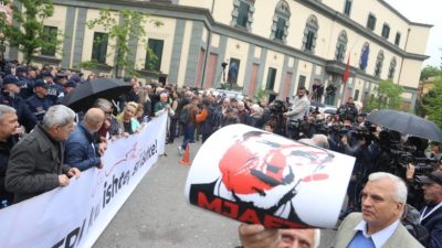 Opozita protestë kundër Erion Veliajt, hedhin molotovë në derën e Bashkisë