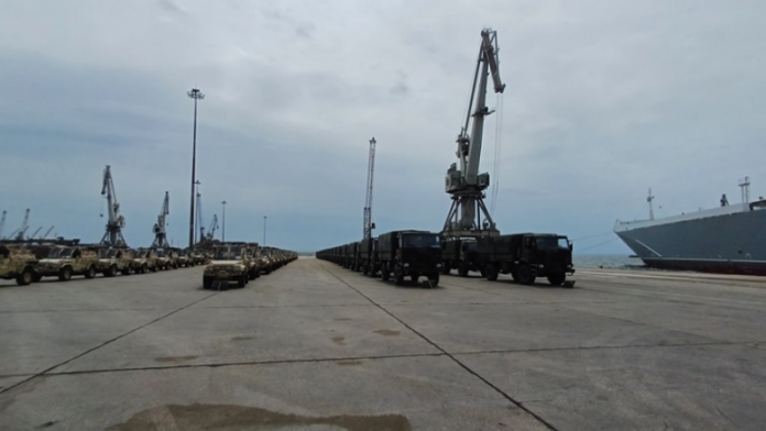 Arrijnë në portin e Selanikut 76 automjete ushtarake, donacion i Norvegjisë për Maqedoninë e Veriut