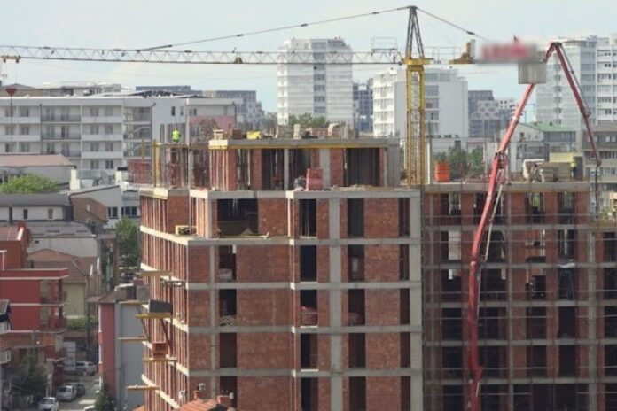Sindikatat kërkojnë kontrolle më të shtuara për punëtorët në ndërtimtari për shkak të temperaturave të larta