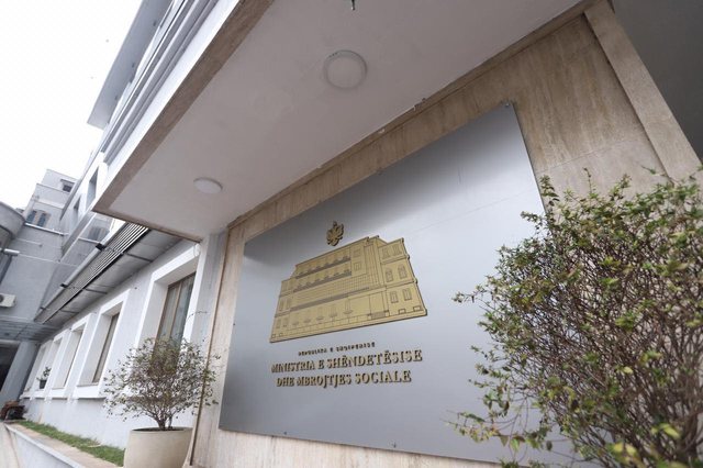 ministria-e-shendetesise-mohon-shperthimin-e-fruthit-ne-kopshtet-e-tiranes