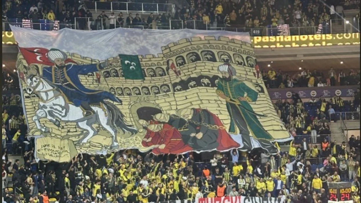 “Jeni fëmijë të turqve”, tifozët e Fenerbahces iu kujtojnë me baner Partizanit të Serbisë humbjen e parë në betejën e Kosovës