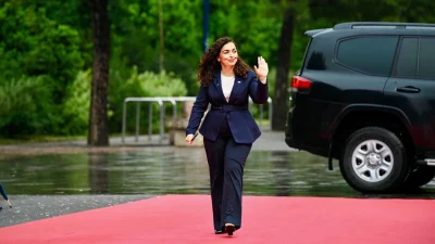 Osmani fillon lobimin për mandat të dytë, takon deputetët nga komunitetet jo serbe