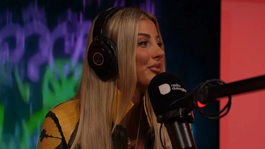 Bay T sjell energji në ‘R Studio’, interpreton live një nga hitet e saj “Telefon”