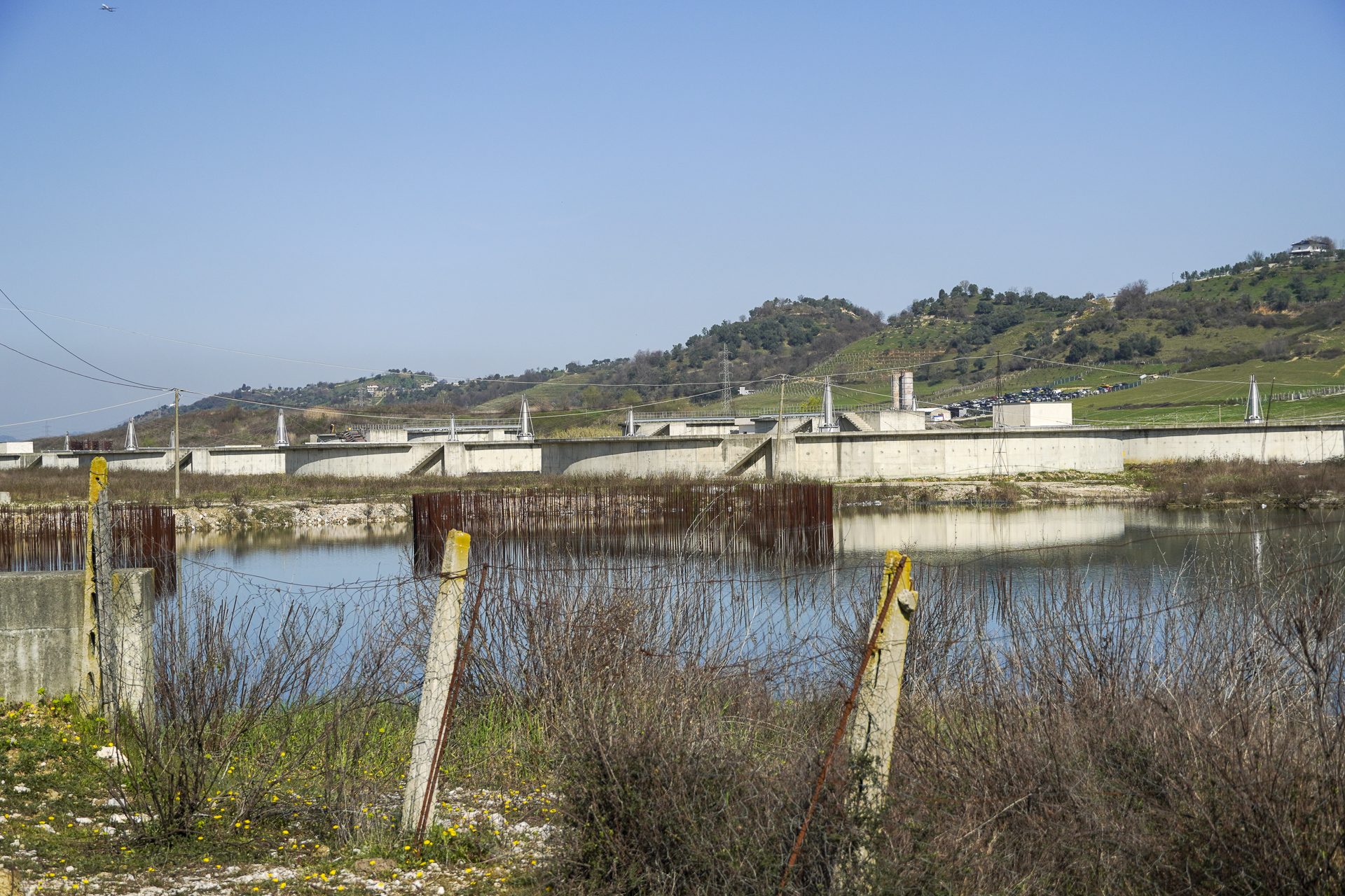 Impianti i Kasharit, “gropa” që përpiu miliona euro dhe helmoi Lanën