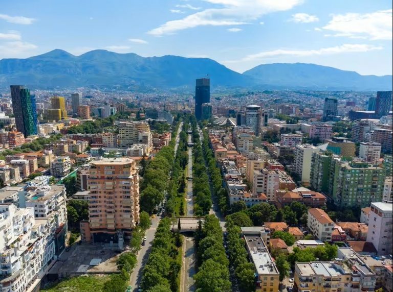 Shqipëria sërish e humbur në garën e pagave, vendet e rajonit i kishin 30-50% më të larta edhe në 2025, ja ku jemi ne