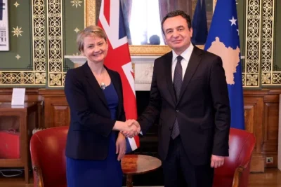 ​Kurti takim me sekretaren e Jashtme britanike: Për marrëveshje me Serbinë me njohje të ndërsjellë