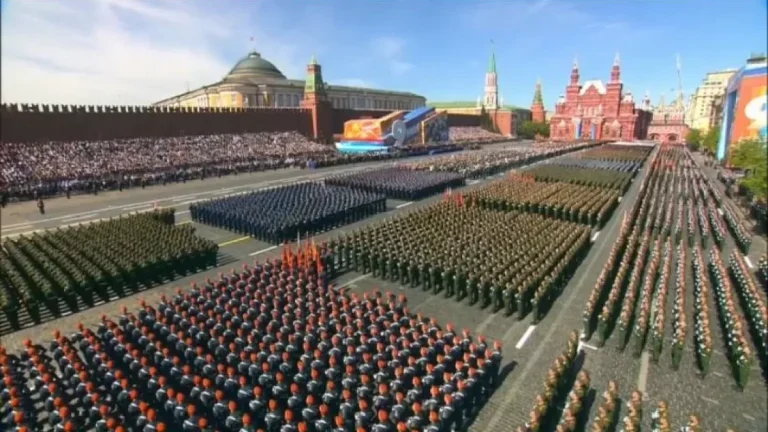 Rusia drejt paradës së 9 Majit pa tanke e raketa ndërsa popullariteti i Putinit shënon rënie
