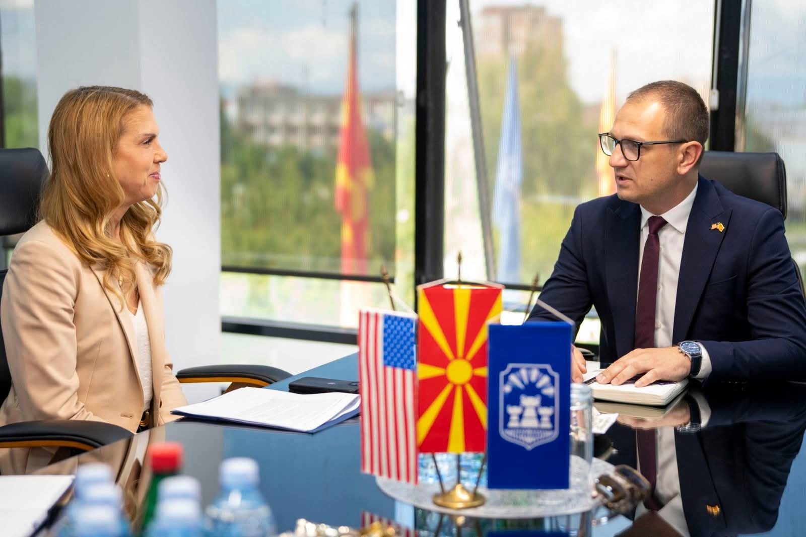 Prilep dhe SHBA thellojnë bashkëpunimin: Prodanski pret në takim të ngarkuarën me punë të Ambasadës Amerikane