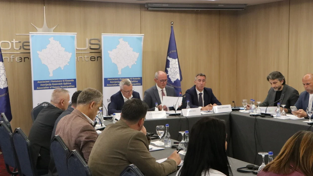 AKK: Komunat nën presion financiar, kërkohet kompensim për barrën e kontratës kolektive