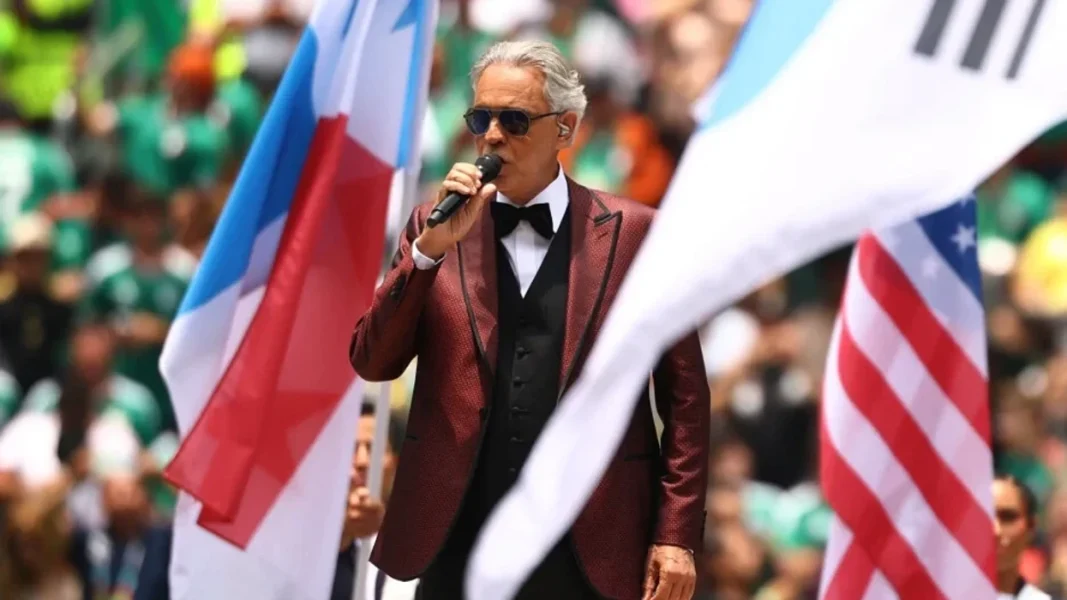 Një bashkim botësh muzikore në hapjen e Kupës së Botës, legjenda Andrea Bocelli performoi me yllin e K-Pop EJAE