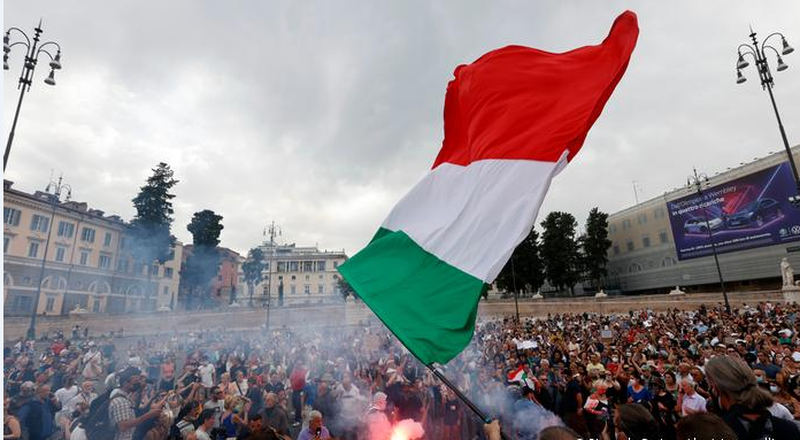Tensione në Romë, mijëra vetë marshojnë pro dhe kundër emigrimit